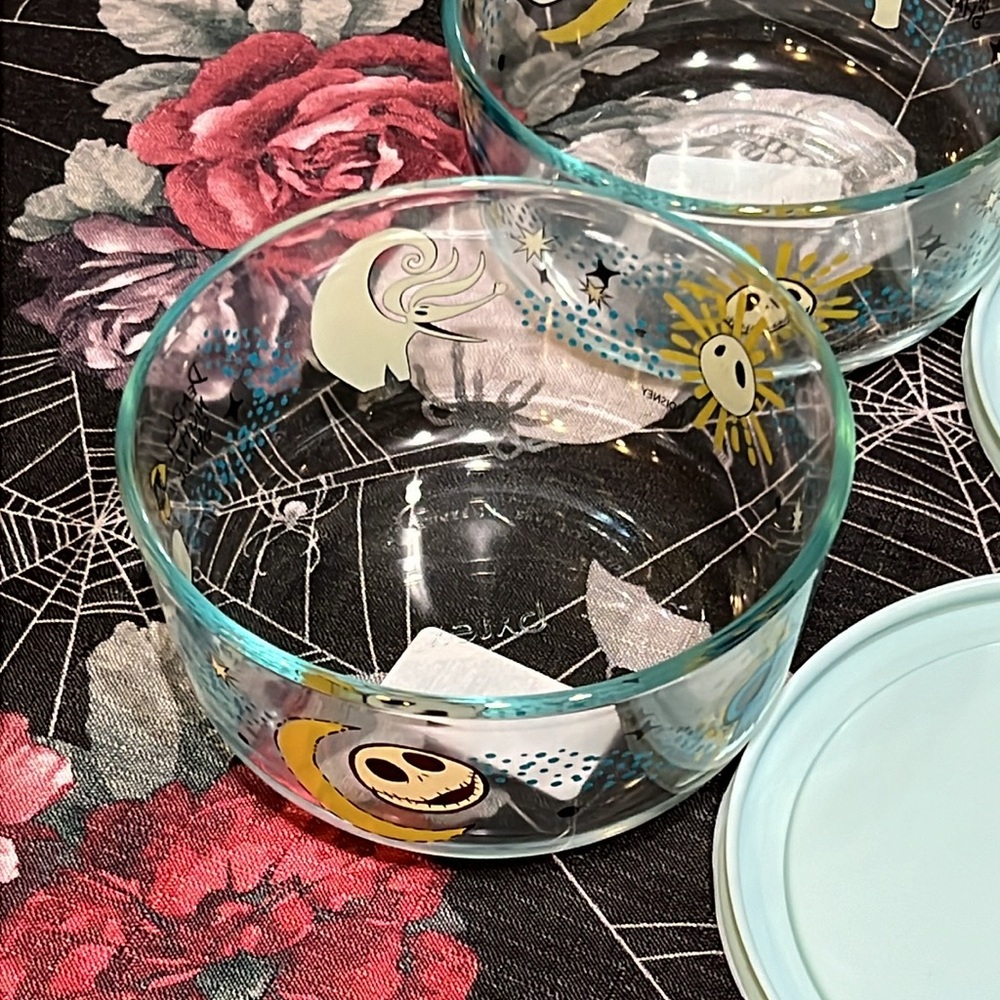 2 DISNEY Tim Burton’s The Nightmare Before Christmas PYREX 4 Cup Bowls W/Lids - Picture 5 of 12